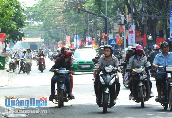  Lưu lượng phương tiện xe cá nhân trên đường phố Quảng Ngãi ngày càng tăng mạnh.