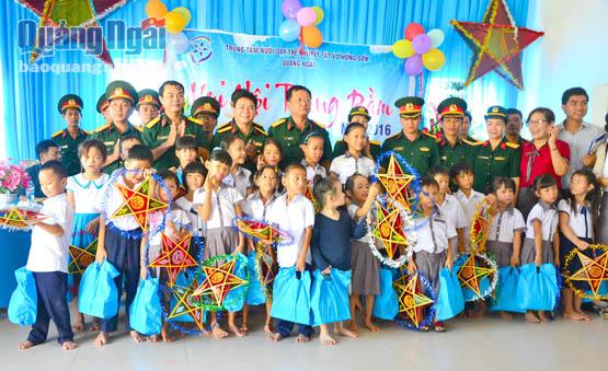 Cán bộ, chiến sĩ Bộ CHQS tỉnh tặng quà và vui Trung thu với các em nhỏ khuyết tật tại Trung tâm Võ Hồng Sơn.