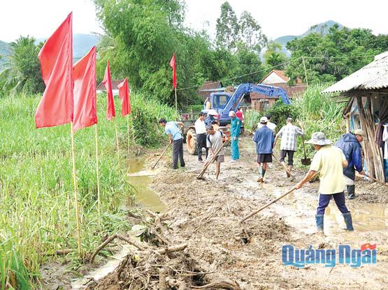 Nhân dân thôn Bình Đông, xã Trà Bình (Trà Bồng) ra quân làm đường bê tông nông thôn.