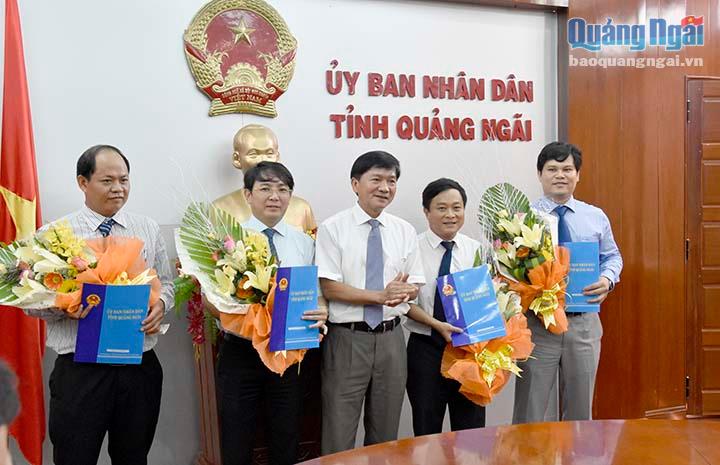 Chủ tịch UBND tỉnh Trần Ngọc Căng trao Quyết định, tặng hoa và chúc mừng các đồng chí được bổ nhiệm, điều động