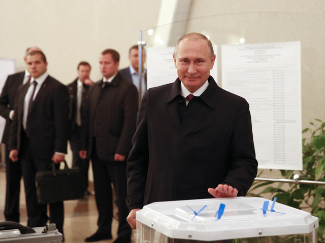  Tổng thống Nga Vladimir Putin tham gia bỏ phiếu. (Ảnh: AFP)