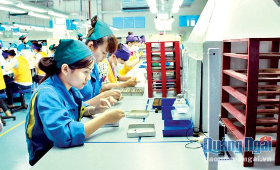 Trong bối cảnh hội nhập kinh tế quốc tế hiện nay, DN cần được trang bị kiến thức, kỹ năng để góp phần nâng cao sức cạnh tranh và thích ứng với điều kiện hội nhập. Trong ảnh: Công nhân ở KCN Tịnh Phong trong ca sản xuất.