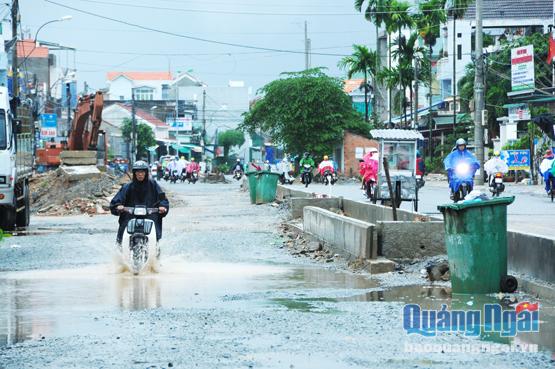 Giai đoạn 2 đường Nguyễn Trãi dài 800m, sau hai năm thi công vẫn chưa hoàn thành.