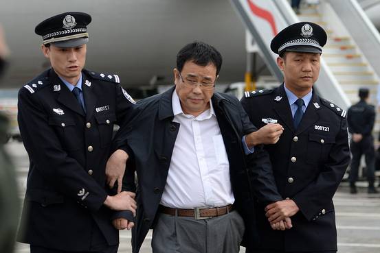 Tội phạm kinh tế Li Huabo bị cảnh sát Trung Quốc dẫn giải về nước sau khi biển thủ hàng triệu USD và ẩn náu nhiều năm ở Singapore. (Ảnh: WSJ)