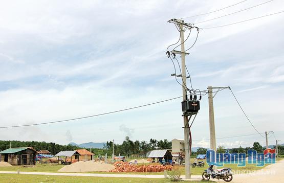 Lưới điện kéo về khu tái định cư Mang Cành (Sơn Trung - Sơn Hà) hoàn thành phục vụ đời sống, sinh hoạt của người dân.