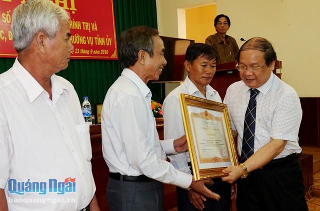 Phó Bí thư Thường trực Tỉnh ủy Nguyễn Thanh Quang trao Bằng khen của Thủ tướng Chính phủ cho các cá nhân
