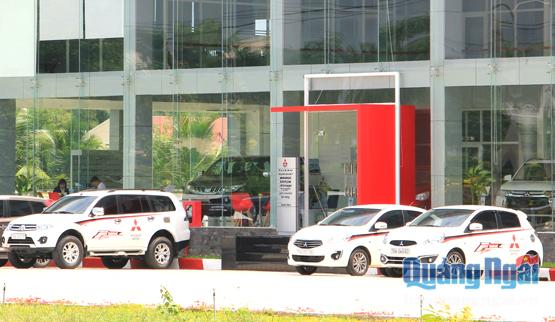  Cửa hàng trưng bày giới thiệu sản phẩm ô tô trên đường Đinh Tiên Hoàng (TP.Quảng Ngãi) thời điểm này khá vắng khách.