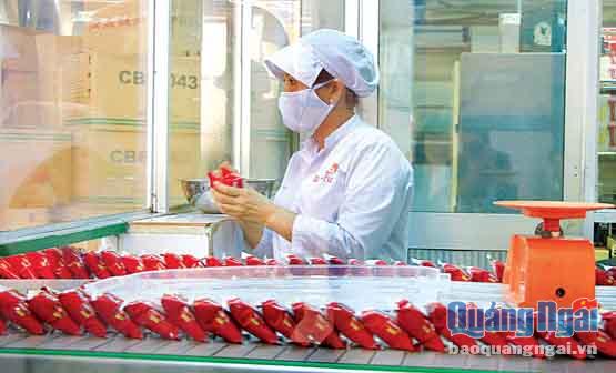 Dây chuyền sản xuất bánh mềm phủ socola của nhà máy bánh kẹo Biscafun Quảng Ngãi.