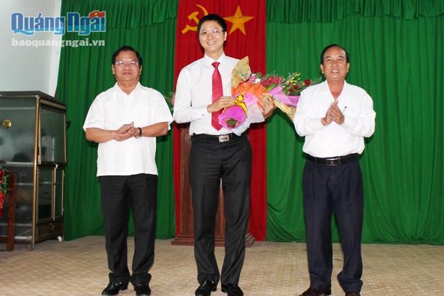 Ủy viên TƯ Đảng, Bí thư Tỉnh ủy Lê Viết Chữ (bên trái) trao Quyết định và tặng hoa chúc mừng ông Nguyễn Viết Vy