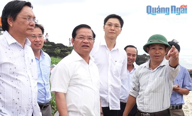  Ủy viên Trung ương Đảng, Bí thư Tỉnh ủy Lê Viết Chữ (thứ 3 từ trái sang) đi khảo sát các công trình tại huyện đảo Lý Sơn