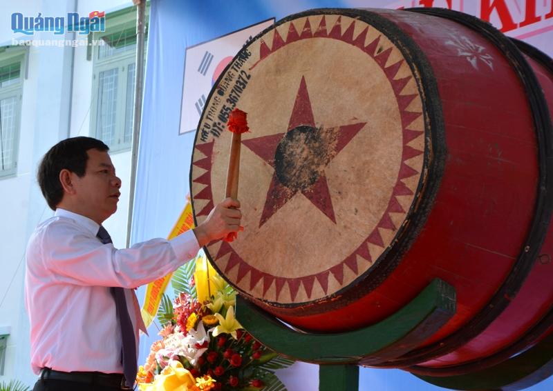 Phó Chủ tịch UBND tỉnh Đặng Văn Minh đánh trống khai giảng năm học mới.