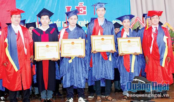 Bốn sinh viên đạt giải tay nghề giỏi Quốc gia năm 2016 được tuyên dương và nhận bằng khen của tỉnh.