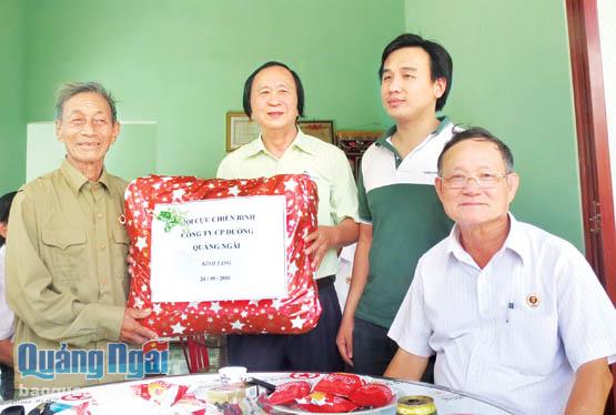 Công ty CP Đường Quảng Ngãi và Ngân hàng Vietcombank bàn giao nhà và tặng quà cho CCB Nguyễn Văn Nhành.