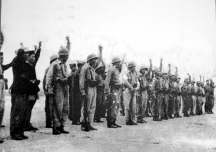 Những thành viên đầu tiên của đội Vệ quốc quân bảo vệ thủ đô. Ảnh Dân Trí