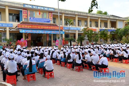 Giờ chào cờ trang nghiêm ở trường THCS Huỳnh Thúc Kháng