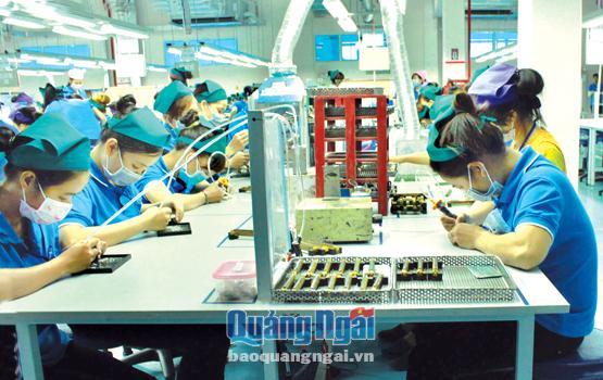 Khu công nghiệp Tịnh Phong là một trong những khu công nghiệp đang hoạt động hiệu quả. Trong ảnh: Công nhân ở Khu công nghiệp Tịnh Phong trong ca làm việc.  