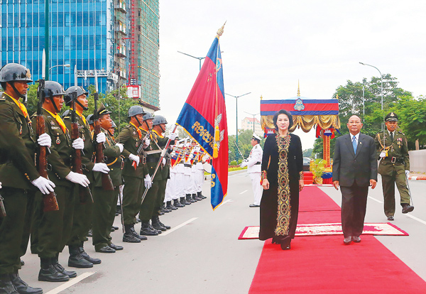 Chủ tịch Quốc hội Campuchia Samdec Heng Samrin và Chủ tịch Quốc hội Nguyễn Thị Kim Ngân tại lễ đón chính thức