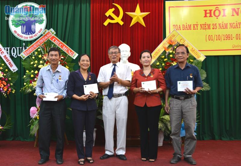 Các đồng chí được Trung ương Hội Người cao tuổi Việt Nam tặng Kỉ niệm chương.