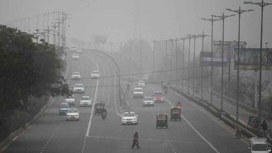  Đường phố thủ đô New Delhi, Ấn Độ dày đặc khói mù. Ảnh: AP