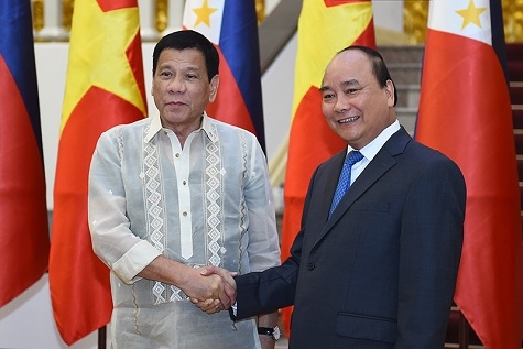 Thủ tướng Nguyễn Xuân Phúc hội kiến với Tổng thống nước Cộng hòa Philippines Rodrigo Roa Duterte. Ảnh: VGP/Quang Hiếu