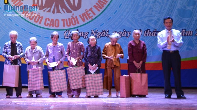 Phó Chủ tịch UBND tỉnh Đặng Ngọc Dũng tặng quà cho người cao tuổi có hoàn cảnh khó khăn.