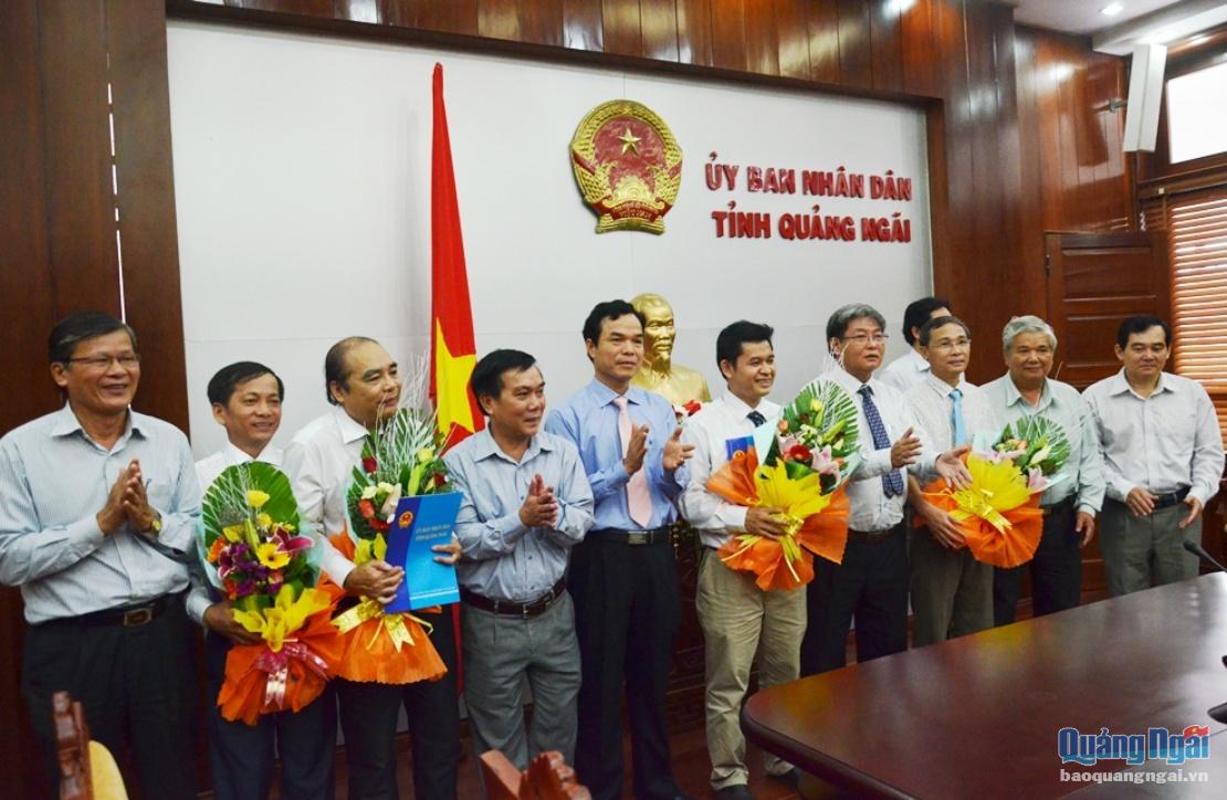 Phó Chủ tịch UBND tỉnh Đặng Ngọc Dũng tặng hoa và chụp hình lưu niệm với các nhân sự mới được bổ nhiệm.