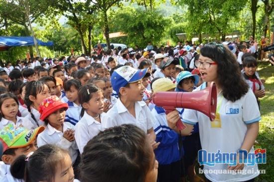 Khoảng 16h30, Facebook Quảng Ngãi đã đến Trường Tiểu học xã Sơn Ba. Trời làm cơn mưa ướt sũng nhưng không làm mất đi độ hăng hái của các tình nguyện viên. Nhóm đã tập hợp các em và tổ chức những trò chơi tập thể sôi động, khuấy động không khí trước giờ khởi động chương trình.