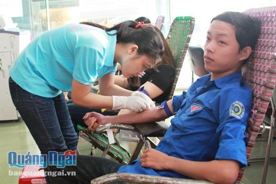 Sinh viên tham gia hiến máu tình nguyện.