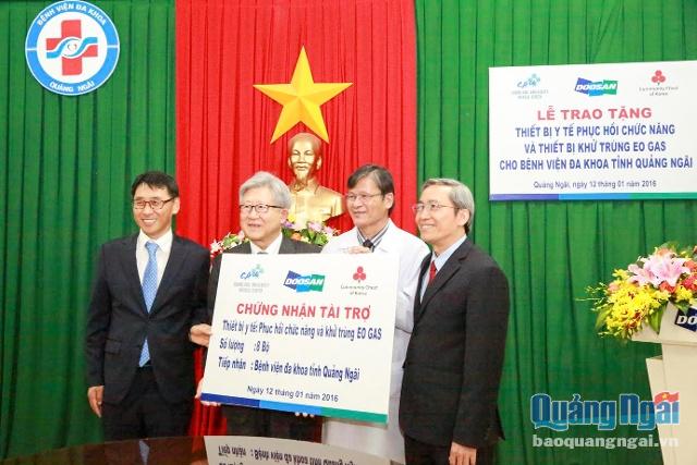  Doosan Vina trao tặng thiết bị y tế cho Bệnh viện đa khoa tỉnh Quảng Ngãi.