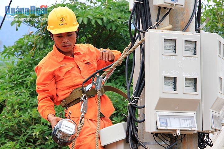Công nhân điện lực lắp đặt đồng hồ điện cho người dân làng Nô Níc