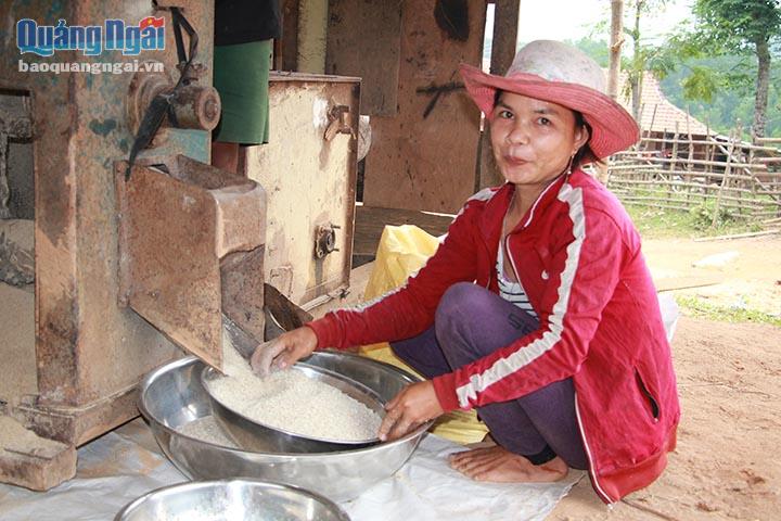Giờ đây, người dân làng Mô Níc có thể sử dụng điện để xay gạo