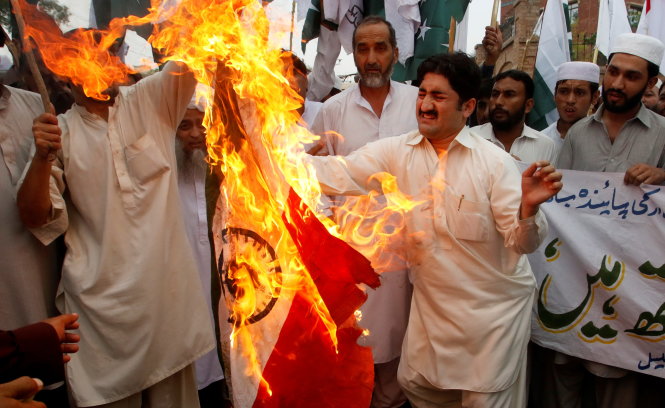 Người dân Pakistan tại Peshawar xuống đường biểu tình đốt cờ Ấn Độ ngày 30-9 - Ảnh: Reuters