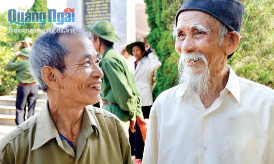 Ông Tạo rạng ngời niềm vui sau mỗi lần làm “thuyết minh viên”. 