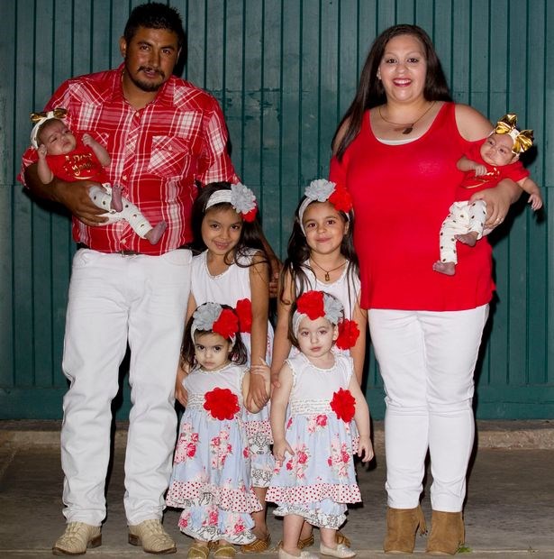 Vợ chồng Augustina Higuera và ba cặp song sinh. (Nguồn: mirror.co.uk)