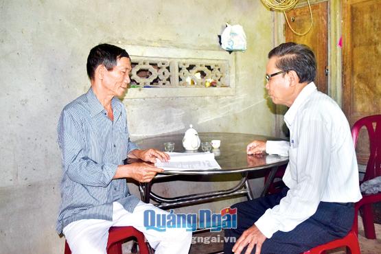 Ông Nguyễn Cự (bên trái) trao đổi với đại diện Hội CCB xã về công tác cảm hóa, giáo dục tại địa phương.