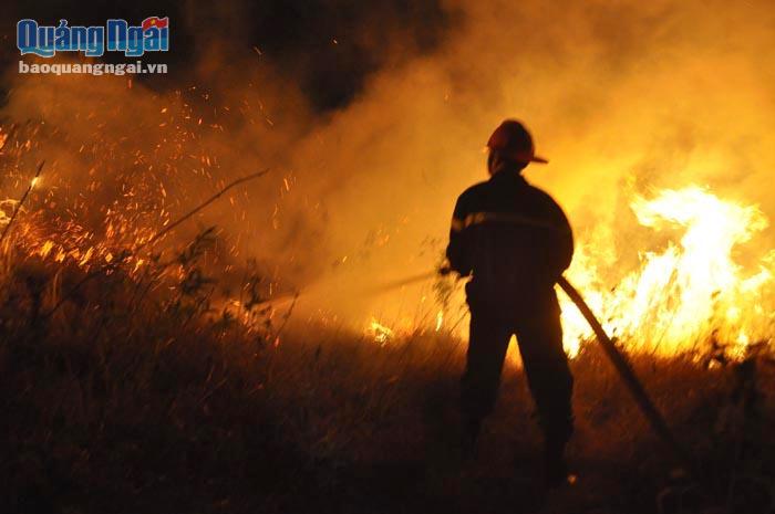 Cảnh sát PCCC tham gia chữa cháy rừng trong đêm tại huyện Sơn Tịnh.