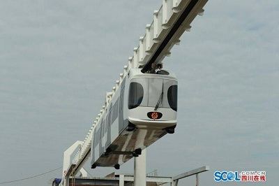 Đoàn tàu treo trên không chạy bằng pin đầu tiên trên thế giới tại Trung Quốc.
