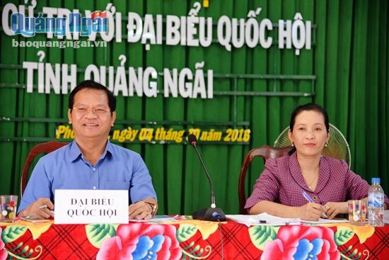 Bí thư Tỉnh ủy Lê Viết Chữ và Phó Chủ tịch HĐND tỉnh Đinh Thị Hồng Minh lắng nghe ý kiến của cử tri tại buổi tiếp xúc