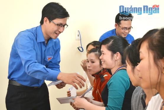  Anh Đặng Minh Thảo trao vé xe cho công nhân nghèo về quê đón Tết vào dịp đầu n ăm 2016.                                           Ảnh: PV    