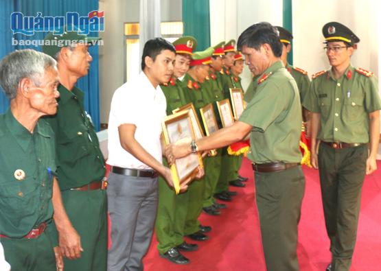Thừa ủy quyền của Chủ tịch UBND tỉnh, đại tá Nguyễn Thanh Trang - Giám đốc Công an tỉnh trao Bằng khen của Chủ tịch UBND tỉnh cho các cá nhân.