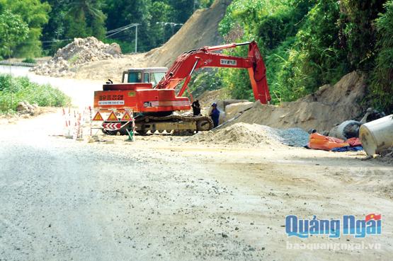 Công tác thi công đang diễn ra trên Quốc lộ 24, đoạn qua xã Ba Liên.