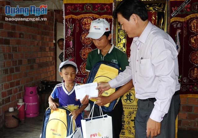 Đại diện Công ty Bảo hiểm nhân thọ PVI Sun Life trao tiền hỗ trợ cho các gia đình có hoàn cảnh khó khăn