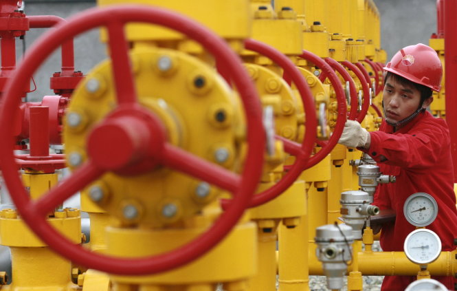 Ở một xưởng lọc dầu của Trung Quốc - Ảnh: Reuters