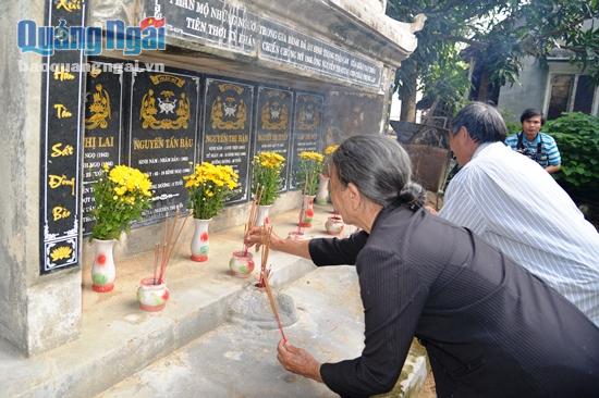 Người dân thắp hương cho những ngôi mộ tập thể chôn các nạn nhân của vụ thảm sát Diên Niên- Phước Bình