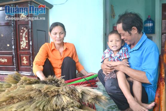  Hai vợ chồng anh Hùng, chị Lộng luôn chăm chỉ làm việc để vun vén hạnh phúc cho gia đình nhỏ.