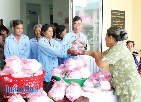 Nồi cơm từ thiện của hội viên, phụ nữ thị trấn Trà Xuân (Trà Bồng) đã làm ấm lòng hàng ngàn bệnh nhân nghèo.