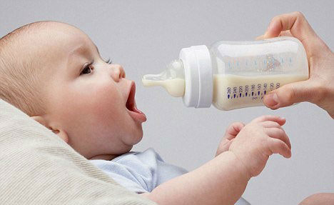 Bộ Y tế cho biết sữa thay thế sữa mẹ chỉ là sữa bò cộng hoá chất