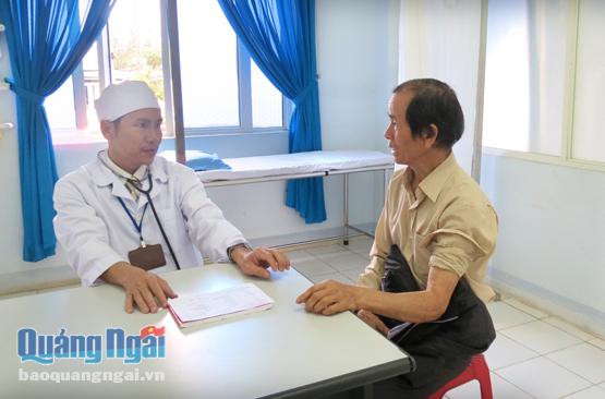 Người dân khám bệnh BHYT tại Bệnh viện Đa khoa Dung Quất.