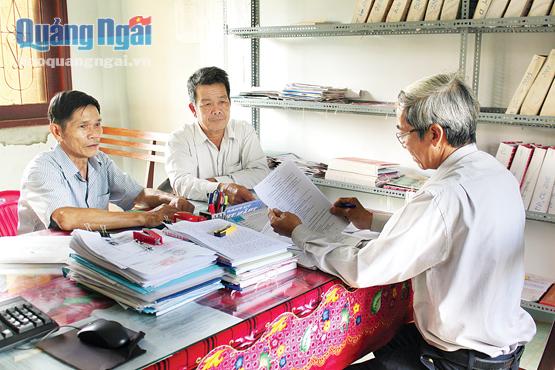Cán bộ xã Hành Thuận tiếp nhận, giải quyết thủ tục hành chính cho người dân.