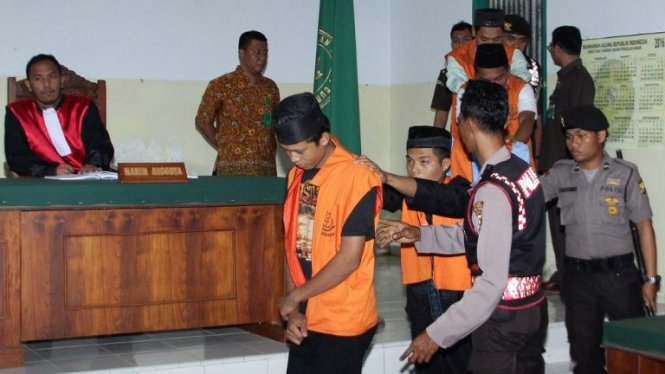 Phiên tòa xét xử các nghi can cưỡng hiếp và giết chết nữ sinh 14 tuổi tại tỉnh Bengkulu - Ảnh: AFP